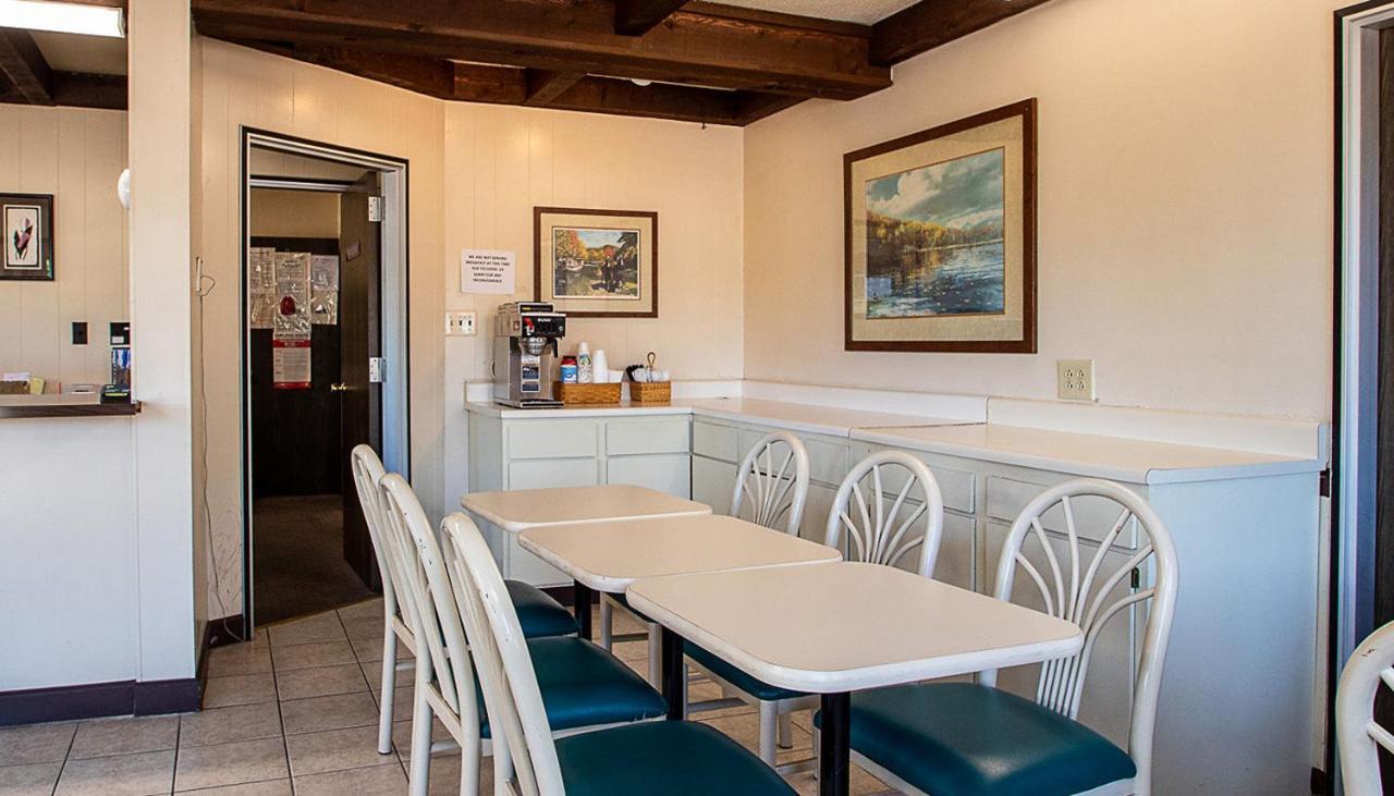 Country Squire Inn And Suites Coshocton Extérieur photo